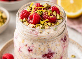Raspberry Cheesecake Overnight Oats