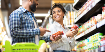 couple-grocery-shopping